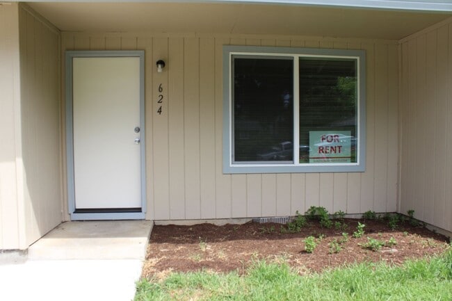 Building Photo - 3 Bed 2 Bath Hillsboro Ranch