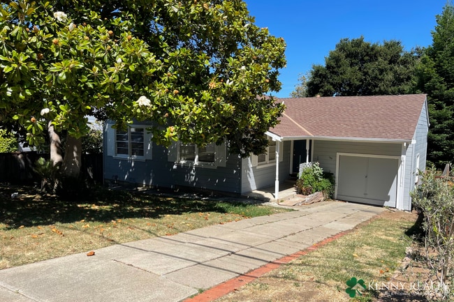 Building Photo - Charming 3 Bedroom Home with Bonus Room an...