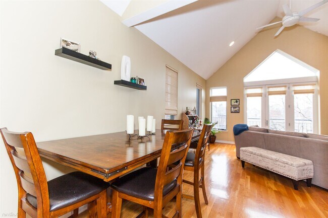 Photo - 2 br, 2 bath Condo - 928 N Wood St