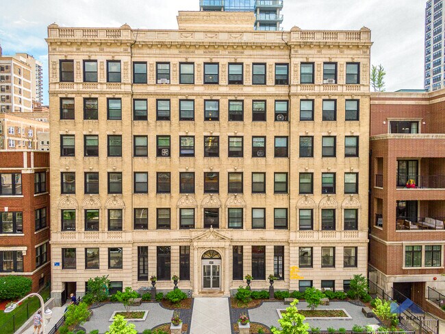 451 W Melrose St - 451 W Melrose St Apartments