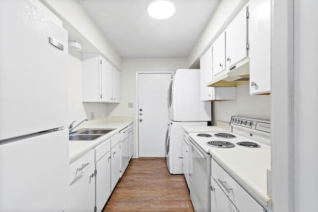 Photo - Spacious 2 Bedroom Apartment - Parking - Near Bus Route! Unit D