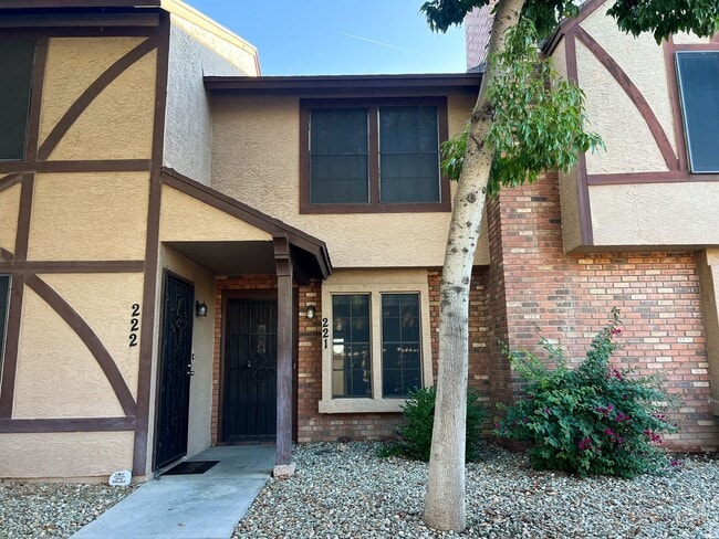 Building Photo - MOVE IN SPECIAL! Updated 2 Bed/2.5 Bath Townhome in Great West Phoenix Location