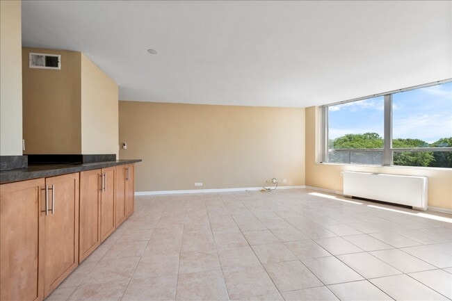 Photo - 5701 N Sheridan Rd