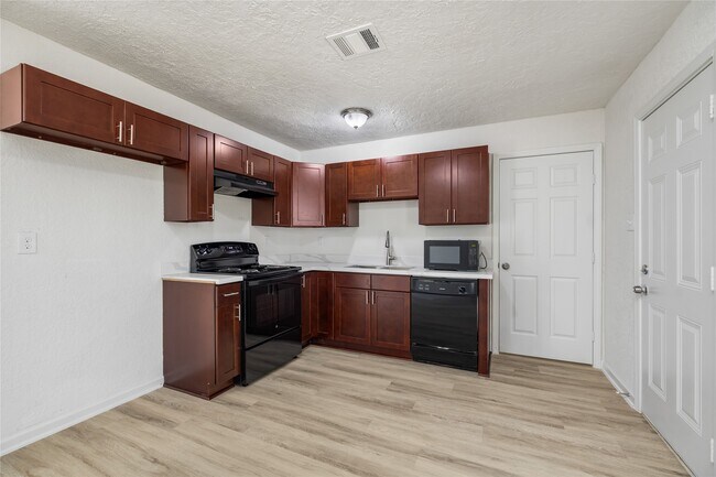 Photo - 5915 Beldart St