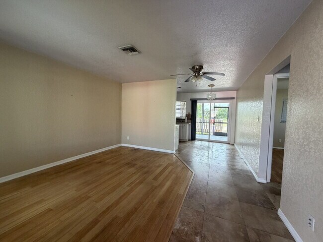 "Charming 2-Bedroom Duplex Retreat in Venice East!"