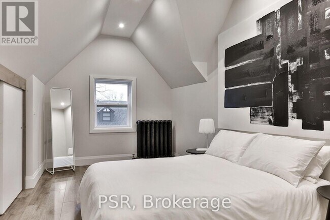 Photo - 264 Dovercourt Rd Unit Upper