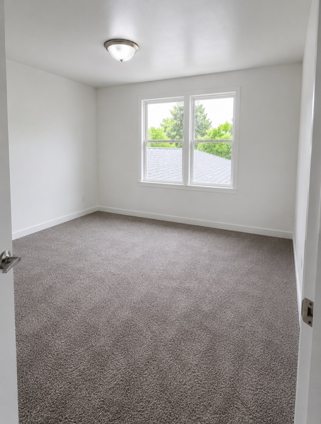 Photo - 811 Surrey Ln