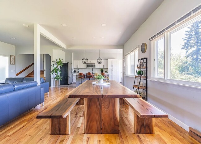 Photo - Spacious 8-Bedroom and 4 bathroom House – ...