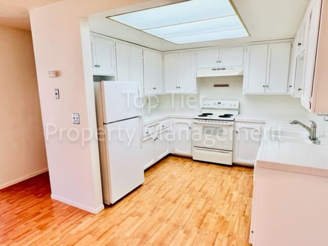 Photo - Very nice 2 Bd/2 Ba, 1180sf end-unit Condominium unit in University Heights available 08/01 for l... Unidad 407