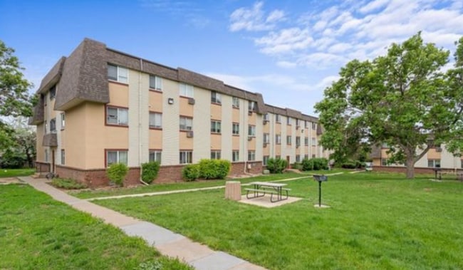 Building Photo - Nice Studio condo-swimming pool! Unit 3