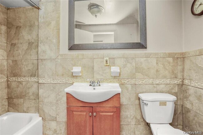 Building Photo - 80 Elliott Ave Unit 3rd Floor