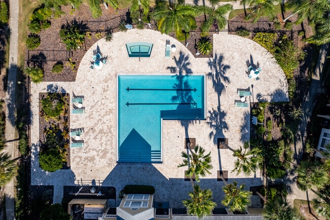 Piscina principal - Tradewinds Condominiums