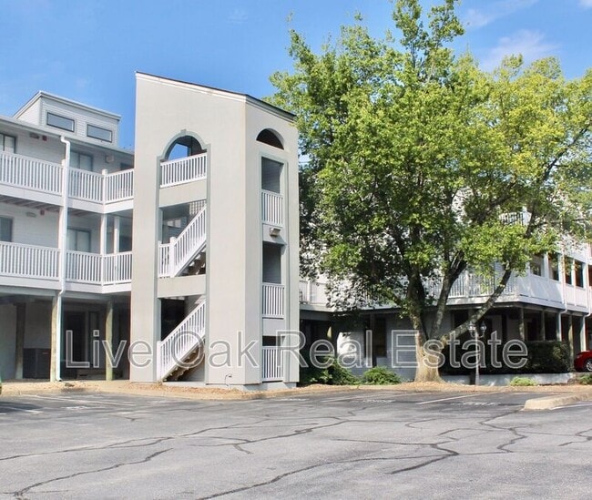 Building Photo - 3200 Lynnhaven Dr Unit 309
