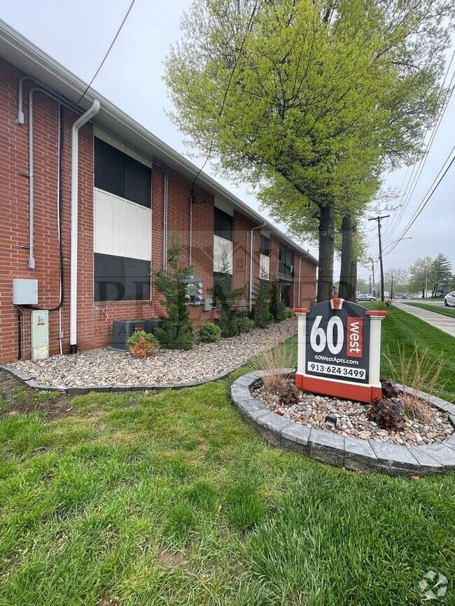 Building Photo - Updated 1 bed / 1 bath apartment - 60 West...