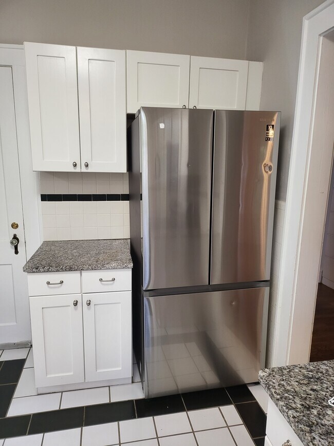 Kitchen - 444 Burlington Rd NE Unit 1