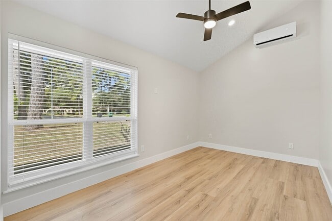 Photo - 10930 White Thorn St