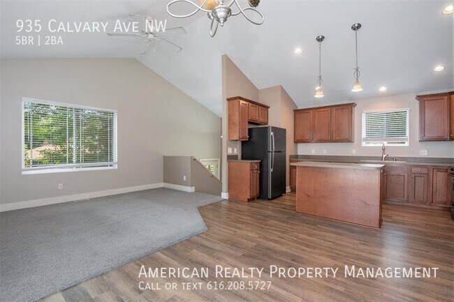 Photo - 935 Calvary Ave NW