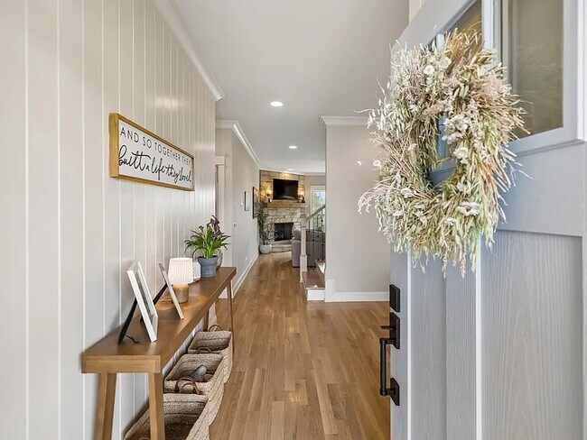 Photo - 230 Amana Dr