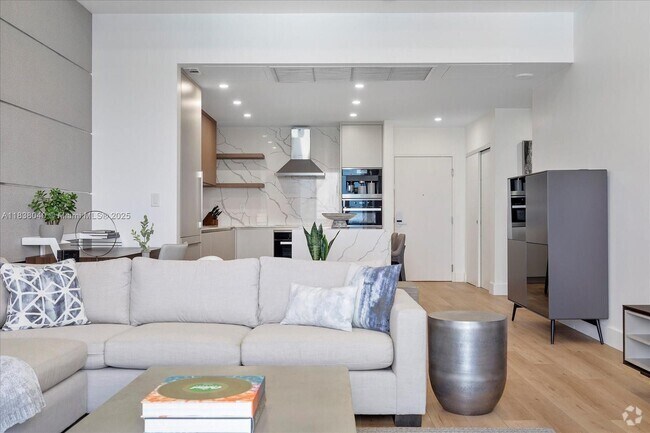 Building Photo - 2301 Collins Ave Unit 1633 Rental