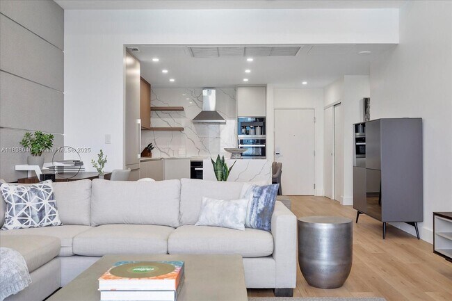 Building Photo - 2301 Collins Ave Unit 1633 Rental