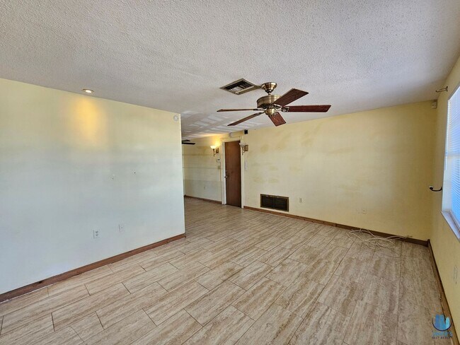 Photo - 2 Bed 1 Bath HOUSE with 1 Car GARAGE and L...