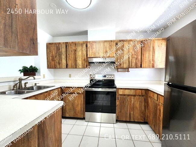 Photo - 2450 Harbour Way