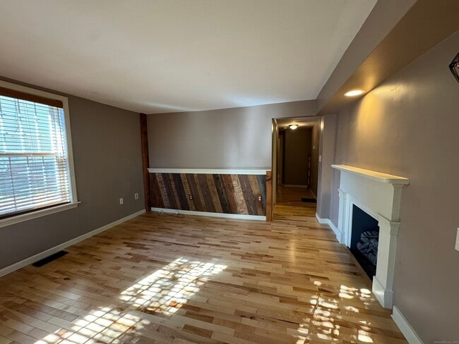 Photo - 158 College St