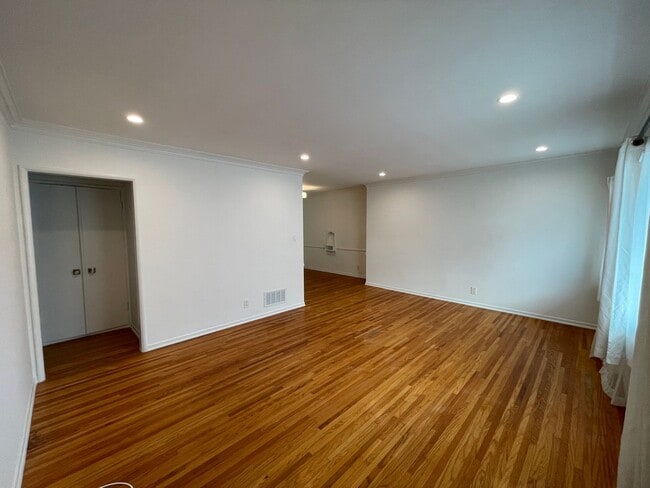 Building Photo - 1059-1059 S Genesee Ave Unit 1057 1/2