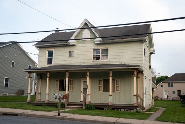Building Photo - 252 Main St Unit B