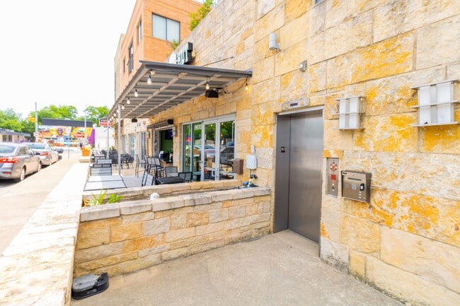 Photo - Modern 2 Bedroom, 2 Bathroom in West Campus Unit 208