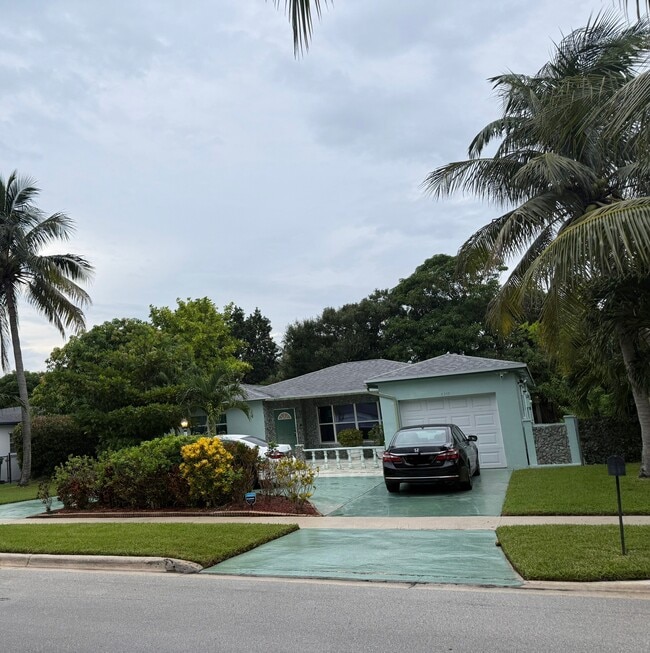 Large Driveway - 850 SW 50th Ter Rental