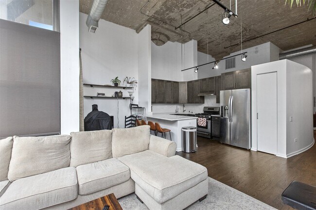 Photo - 900 N Kingsbury St Unidad 967