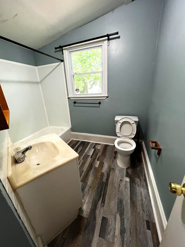 Photo - 1098 Center St NW