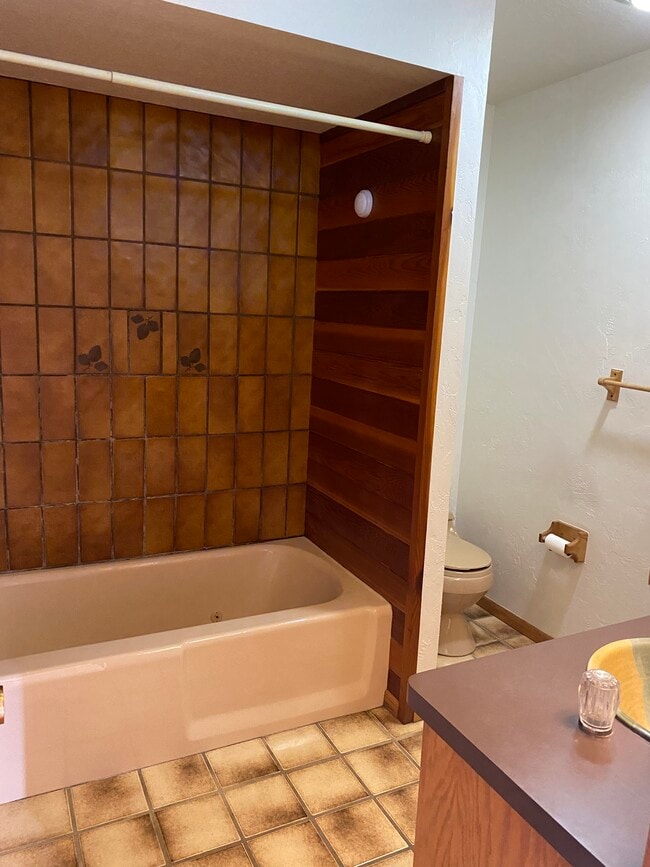 Bath 2 - 1288 Cloud Cap Ave Unit 4