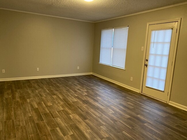 Photo - 150 Stratford Ln