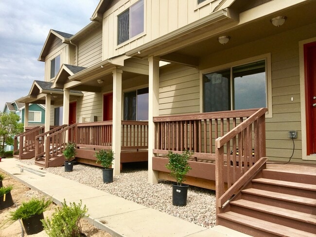 Building Photo - 2 Bedroom 2.5 bathroom Townhouse in Greeley