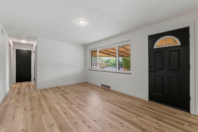 Photo - 131 S Joslyn Dr