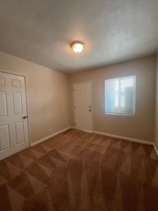 Downtown Single Story 3 Bedroom 1 bath home! House Rental in Las