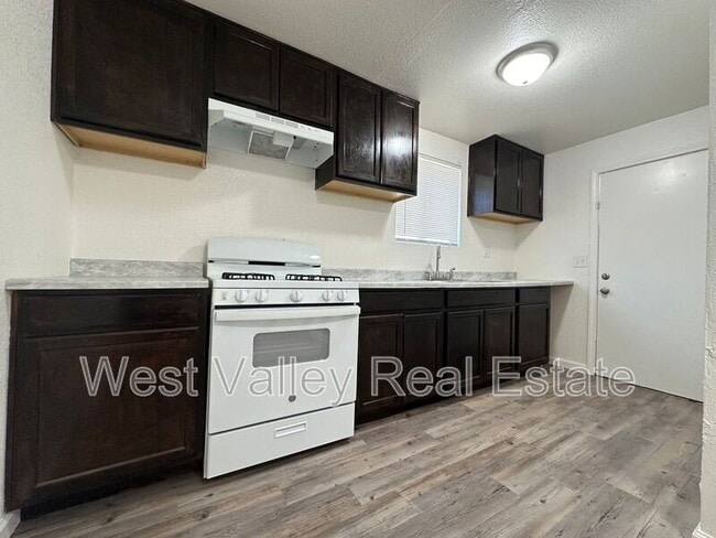 Building Photo - 616 5th St Unit Apt A