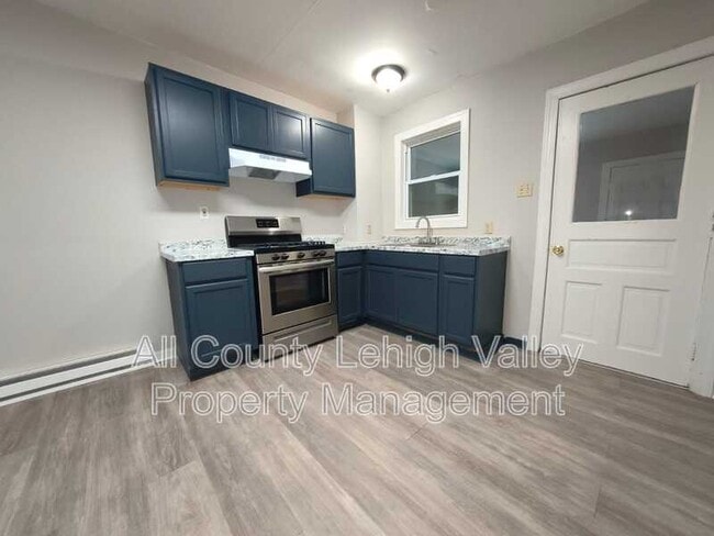 Photo - 339 W Lincoln St