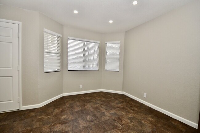 Photo - Stunning 2-Bedroom Condo 2nd Floor at The Lakes! Unidad 201