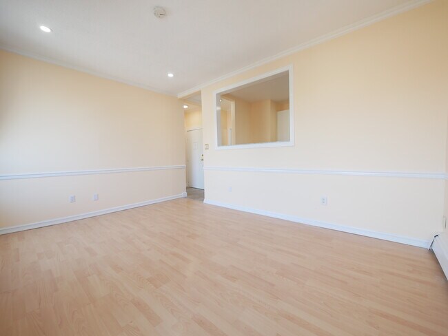 Photo - 1383 Queen St E Unit 206