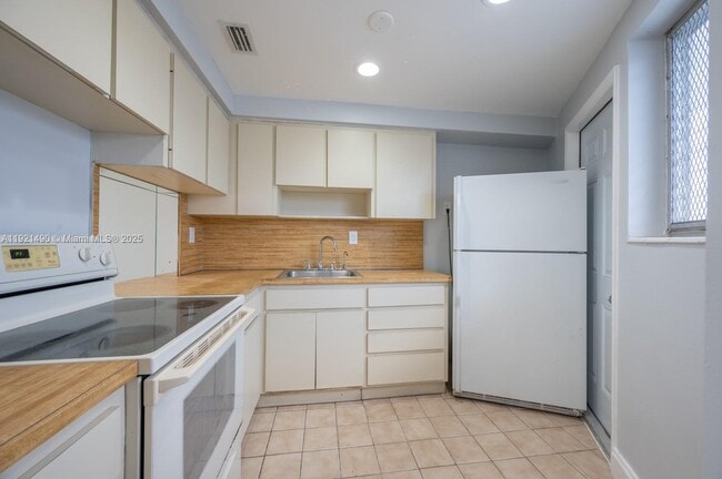 Photo - 1651 NE Miami Gardens Dr Unit 204