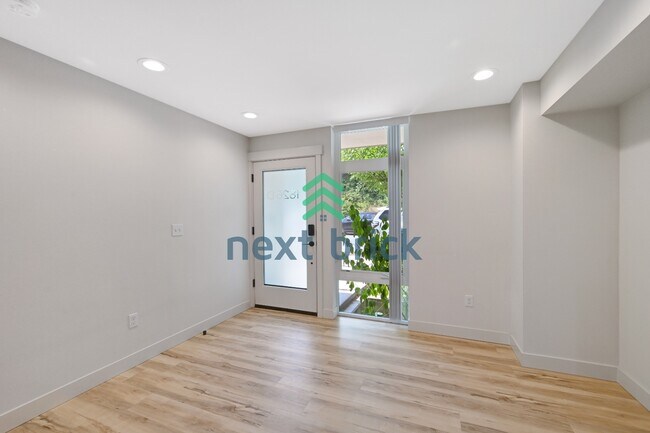 "Charming 3-Bedroom Townhouse Oasis in Heart of Seattle – Spacious 1460 Sq Ft with 2 Full Baths!"