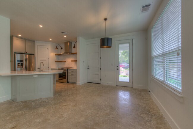 1205 W 22nd St