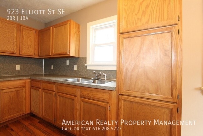 Photo - 923 Elliott St SE