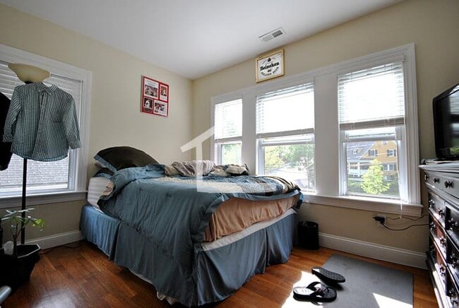 Photo - 9/1 Renovated 4BR/2BA near Oak Sq, Mass Pike, Brighton Ctr!