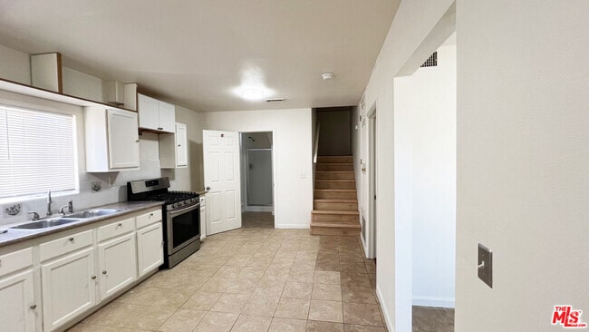 Building Photo - 19040 Bassett St Rental
