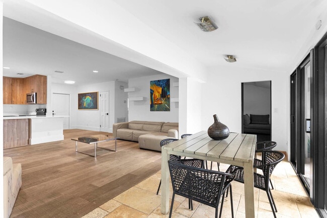 Photo - 715 NE 25th Ave