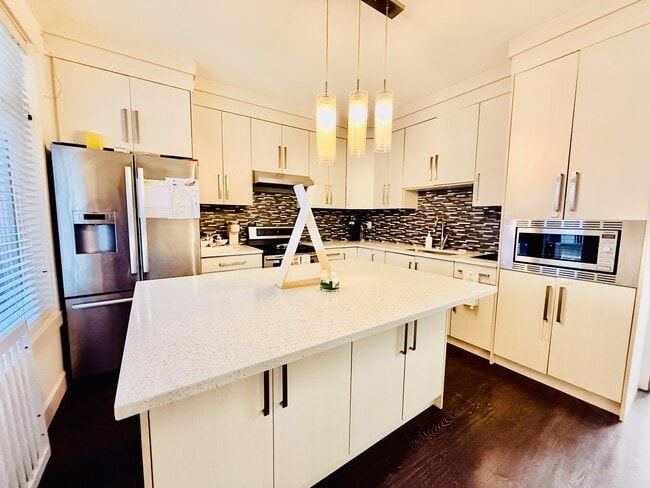 Building Photo - 13275-13290 90 Ave